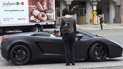 L­a­m­b­o­r­g­h­i­n­i­ ­i­l­e­ ­A­m­e­r­i­k­a­l­ı­ ­K­ı­z­ı­ ­T­r­o­l­l­e­y­e­n­ ­A­d­a­m­